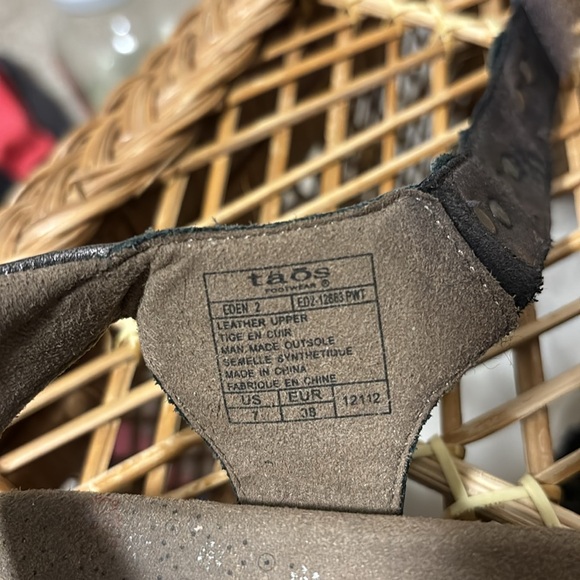 TAOS Eden 2 Silver Pewter Women's Size 7 Strap Flat Comfort Sandals - Picture 5 of 6